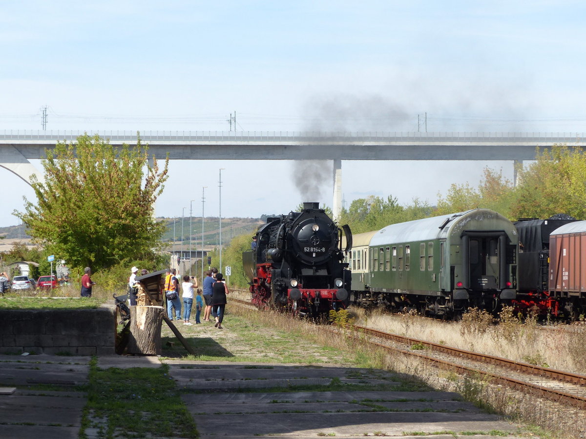 EMBB 52 8154-8 am 08.09.2018 beim umsetzen in Karsdorf Bbf. Danach gab es von der Freiwilligen Feuerwehr Karsdorf frisches Wasser für die Rückfahrt am Abend nach Leipzig. Im Hintergrund steht die Unstruttalbrücke der Neubaustrecke von Erfurt nach Halle und Leipzig.