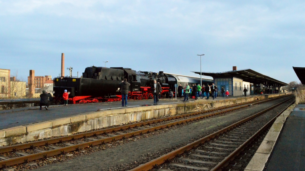 EMBB 52 8154-8 am 08.12.2013 mit dem  Nikolaus-Express  aus Leipzig-Plagwitz, im Bahnhof Zeitz. Alle Fahrten waren ausverkauft.
