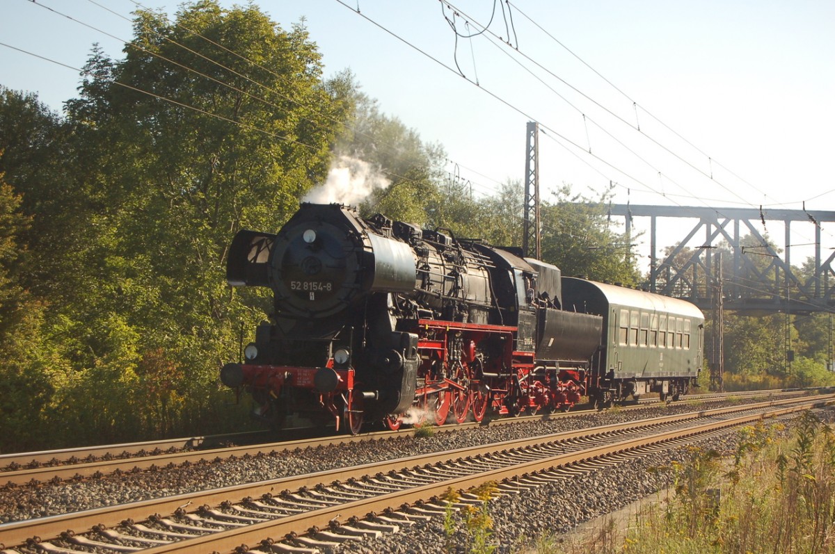 EMBB 52 8154-8 mit dem DbZ 91411 von Leipzig-Plagwitz nach zu den Dampfloktagen nach Meiningen, am 06.09.2013 in Naumburg Hbf. (Foto: dampflok015)