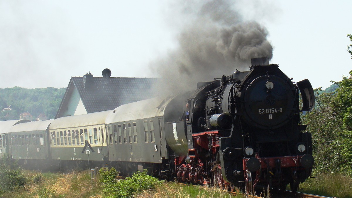 EMBB 52 8154-8 mit dem DPE 80333 von Leipzig Hbf �ber Freyburg Bbf nach Gro�heringen anl�sslich der Saale-Weinmeile, am 08.06.2014 in Ro�bach. (Foto: G�nther G�bel)