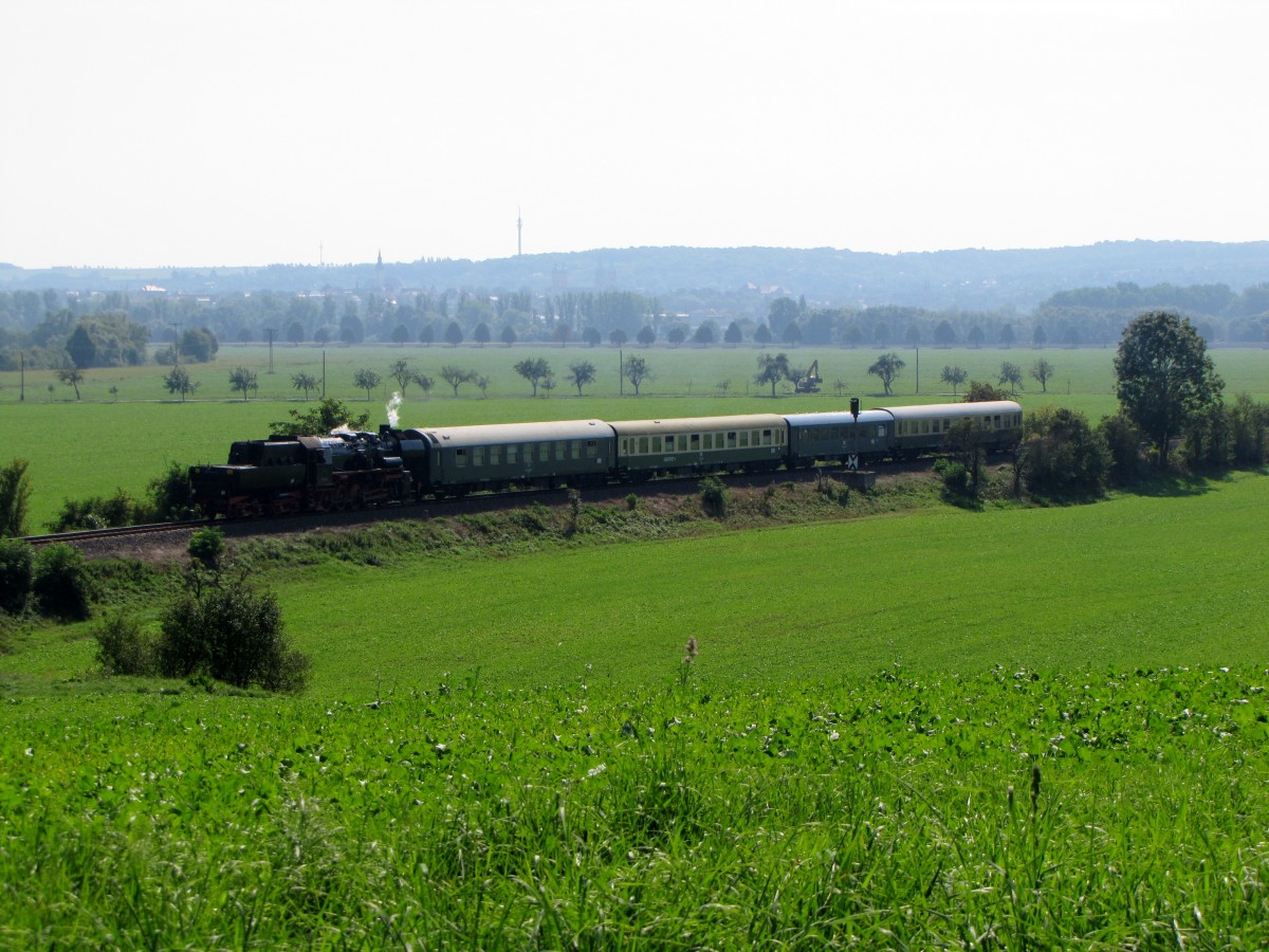 EMBB 52 8154-8 mit dem Winzerfestsonderzug DPE 79427 von Leipzig-Plagwitz nach Freyburg, am 12.09.2015 bei Kleinjena.