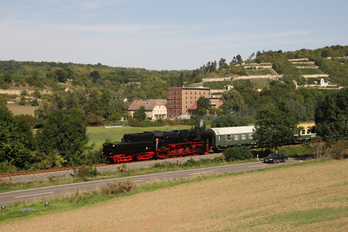EMBB 52 8154-8 mit dem DLr 79427 von Freyburg zur Abstellung nach Karsdorf, am 12.09.2015 bei Balgstädt. (Foto: Jens-Peter Ruske)