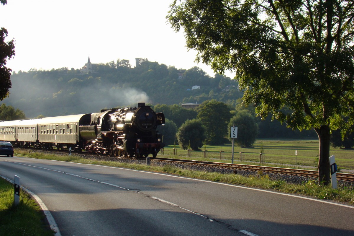 EMBB 52 8154-8 mit dem DLr 79428 von Karsdorf nach Freyburg, am 12.09.2015 zwischen Balgst�dt und Freyburg. (Foto: G�nther G�bel)