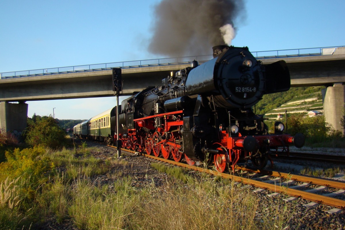 EMBB 52 8154-8 mit dem DPE 79428 nach Leipzig-Plagwitz, am 12.09.2015 bei der Ausfahrt in Freyburg. (Foto: G�nther G�bel)