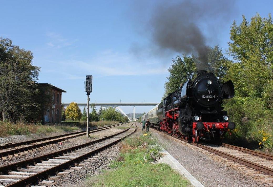 EMBB 52 8154-8 mit dem DLr 79428 nach Freyburg, am 12.09.2015 in der Abstellung in Karsdorf. (Foto: Wolfgang Krolop)