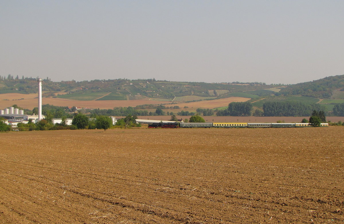 EMBB 52 8154-8 mit dem Winzerfestsonderzug DPE 74346 aus Leipzig-Plagwitz, am 10.09.2016 in Laucha auf der Fahrt in die Abstellung nach Karsdorf.