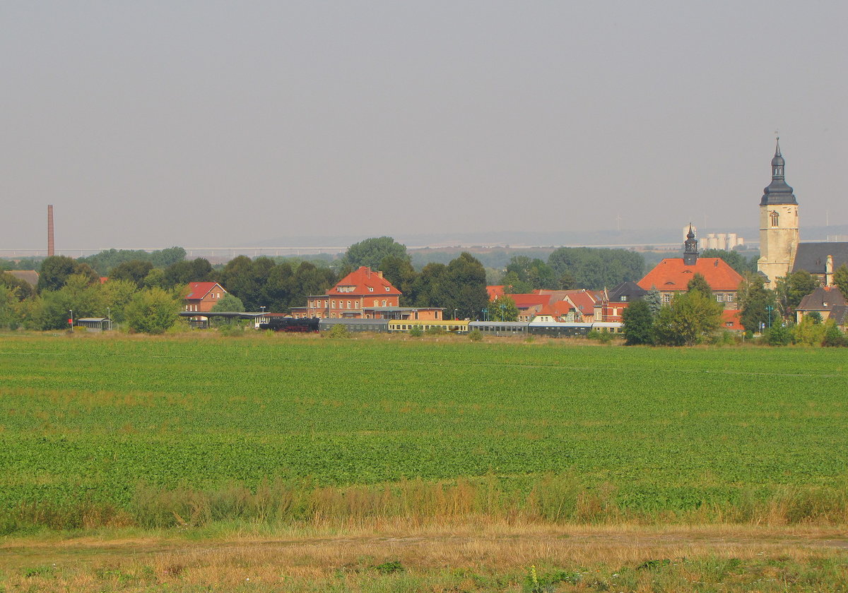 EMBB 52 8154-8 mit dem Winzerfestsonderzug DPE 74346 aus Leipzig-Plagwitz, am 10.09.2016 bei der Durchfahrt in Laucha. Bis zur abendlichen R�ckfahrt erfolgte die Abstellung nach Karsdorf.