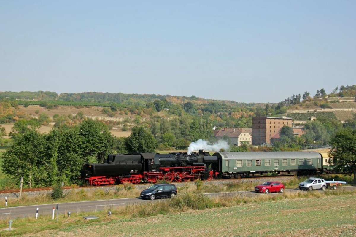 EMBB 52 8154-8 mit dem DPE 74346 von Leipzig-Plagwitz nach Karsdorf, am 10.09.2016 bei Balgstädt. (Foto: Wolfgang Krolop)