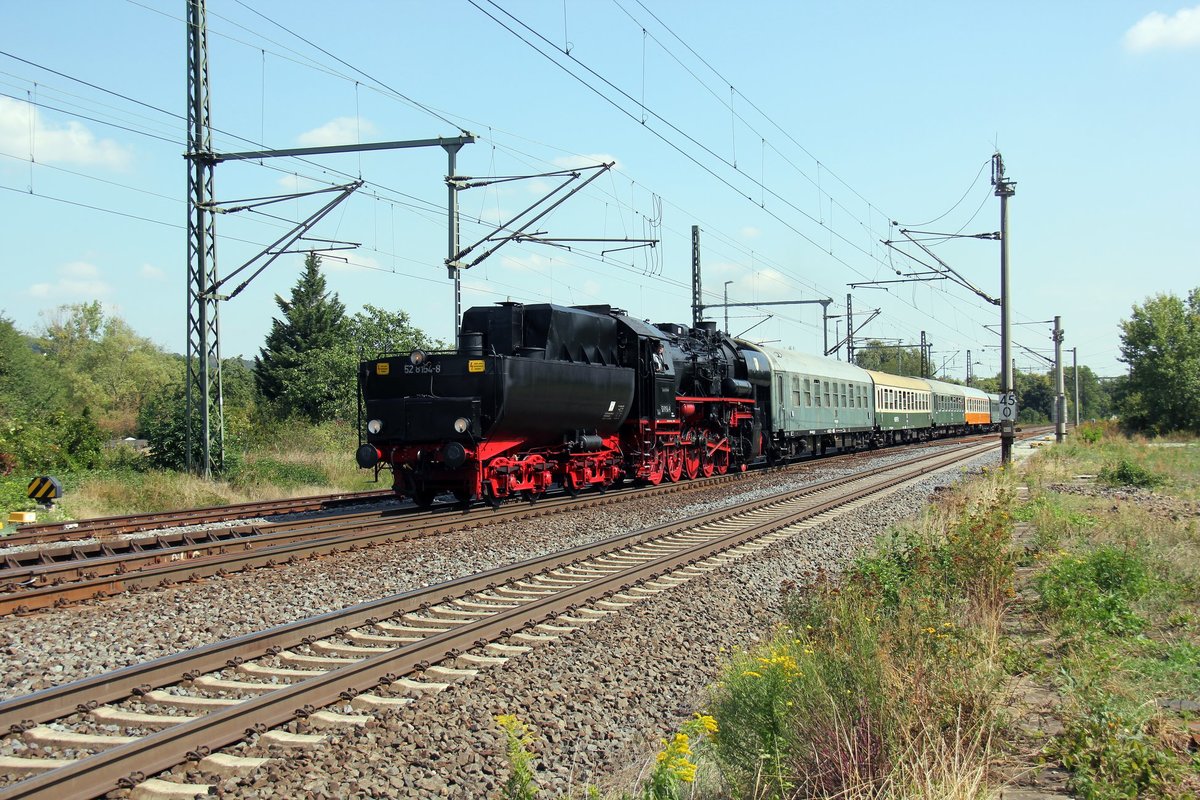 EMBB 52 8154-8 mit dem DPE 81285 von Wurzen nach Karsdorf, am 24.08.2019 bei der Einfahrt in Naumburg Hbf. Da die Leipziger 2019 nicht mit einem Sonderzug zum Freyburger Winzerfest kommen, sind sie erfreulicherweise an diesem Tag im Rahmen einer privaten Sonderfahrt im Unstruttal gewesen. (Foto: Wolfgang Krolop)