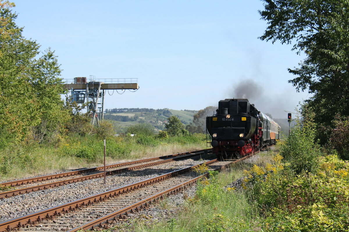 EMBB 52 8154-8 mit dem DPE 26785 von Webau nach Karsdorf, am 09.09.2023 bei der Einfahrt in Laucha (Unstrut). Hier passiert sie gleichzeitig den früheren Verladekran.
