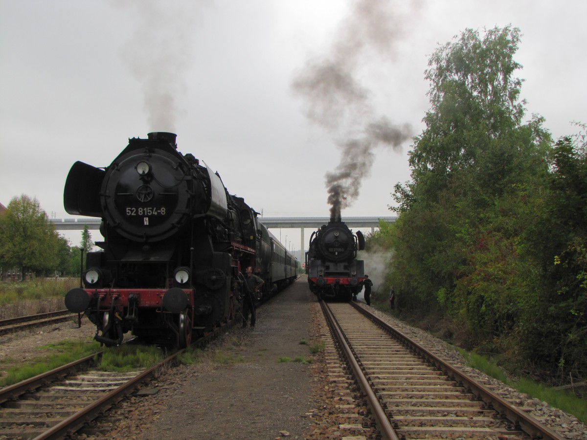 EMBB 52 8154-9 mit einem Winzerfestsonderzug aus Leipzig-Plagwitz und die TG 50 3708-0 e.V. mit einem Winzerfestsonderzug aus Blankenburg, am 13.09.2014 in der Abstellung in Karsdorf Bbf.