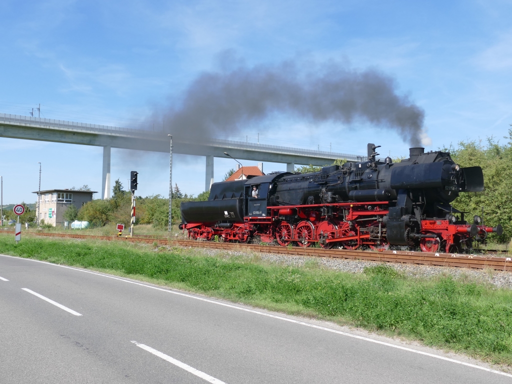 EMBB 52 8154 am 09.09.2023 beim umsetzen in Karsdorf. Im Hintergrund die Unstruttalbr�cke und das Stellwerk W4.