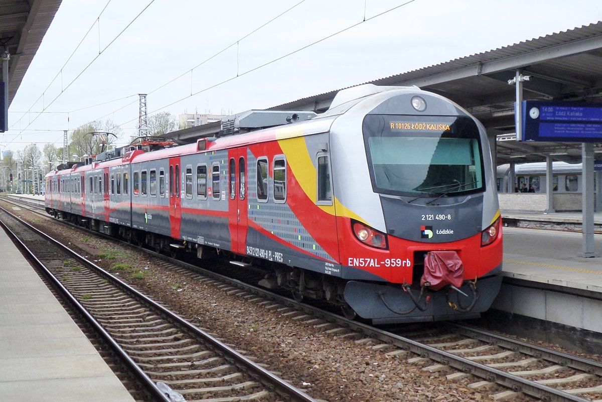 EN57AL-959 steht mit ein Zug nach Lodz in Warszawa Wschodnia am 2 Mai 2016. 