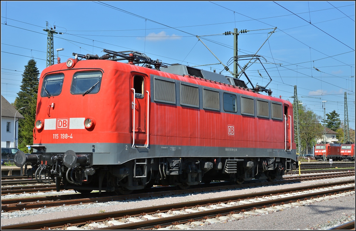 Ende der 110 auf der Gäubahn in Raten. Ob es die letzte Rate war, wird sich noch rausstellen. Im April 2014 ist vorerst einmal Schluss. 115 198-4 wartet in Singen auf ihre vorletzte Fahrt nach Stuttgart. Nach 55 Jahren und 5 Monaten im Dienst des Fernverkehrs ist mölicherweise eine Ära zu Ende. Die ICs Zürich-Stuttgart sollen künftig nur noch mit 101, 120 und ein Zugpaar mit 181 bedient werden.