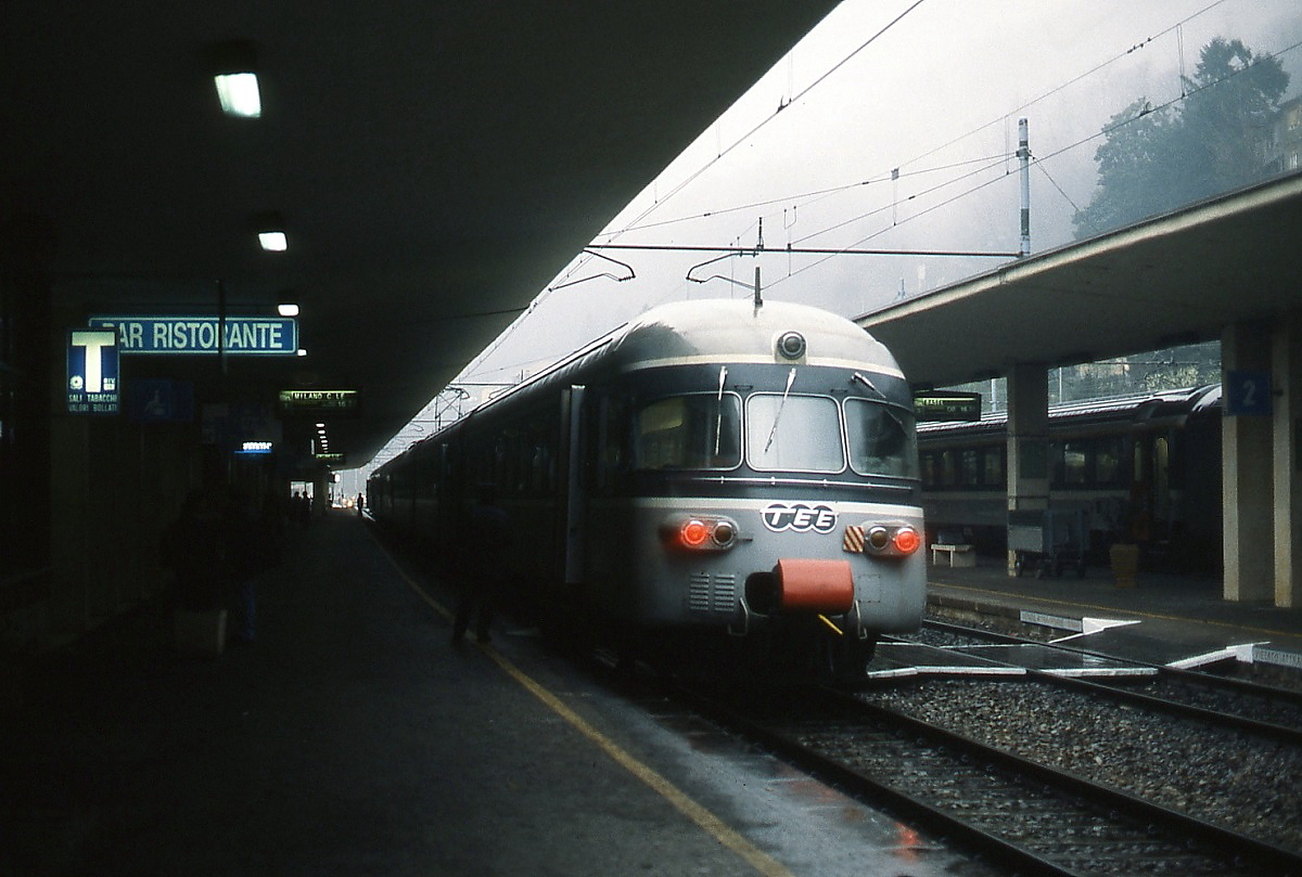 Ende der 1980er Jahre wurden die RAe TEE II umgebaut, u. a. erhielten sie auch eine 2. Klasse, und als RABe EC bezeichnet. Gleichzeitig erhielten sie eine neue dunkelgrau-hellgraue Lackierung. Das Foto entstand an einem Regentag im Mrz 1993 in Como/I.