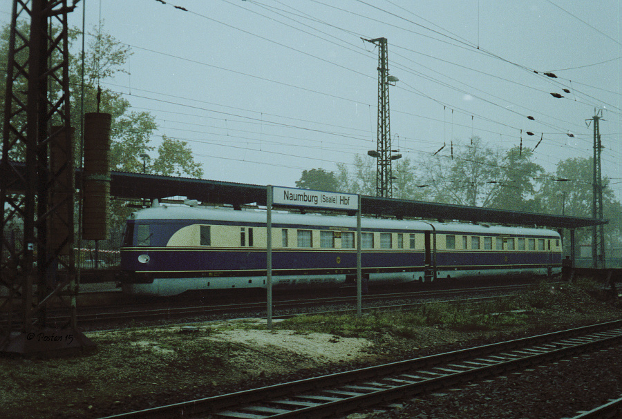 Ende 1992 / Anfang 1993 stand der DR SVT 137 225 abgestellt am Postbahnsteig in Naumburg Hbf. Über ein genaues Aufnahmedatum würde sich der Fotograf sehr freuen. (Foto: Jörg Berthold)