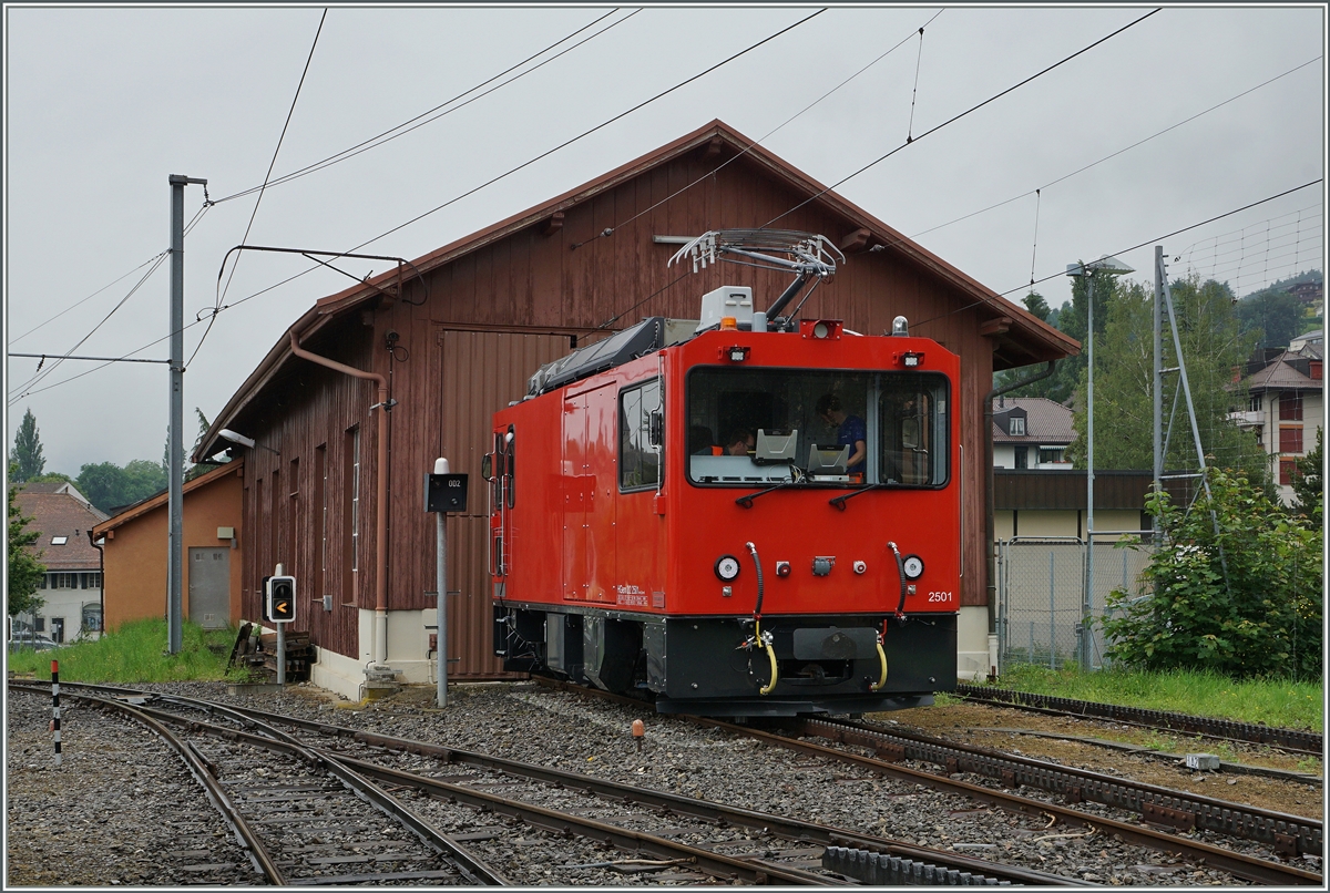 Endlich malt mit gehobenem Stromabnehmer konnte ich die MVR HGem 2/2 2501 in Blonay fotografieren.
21. Juni 2016