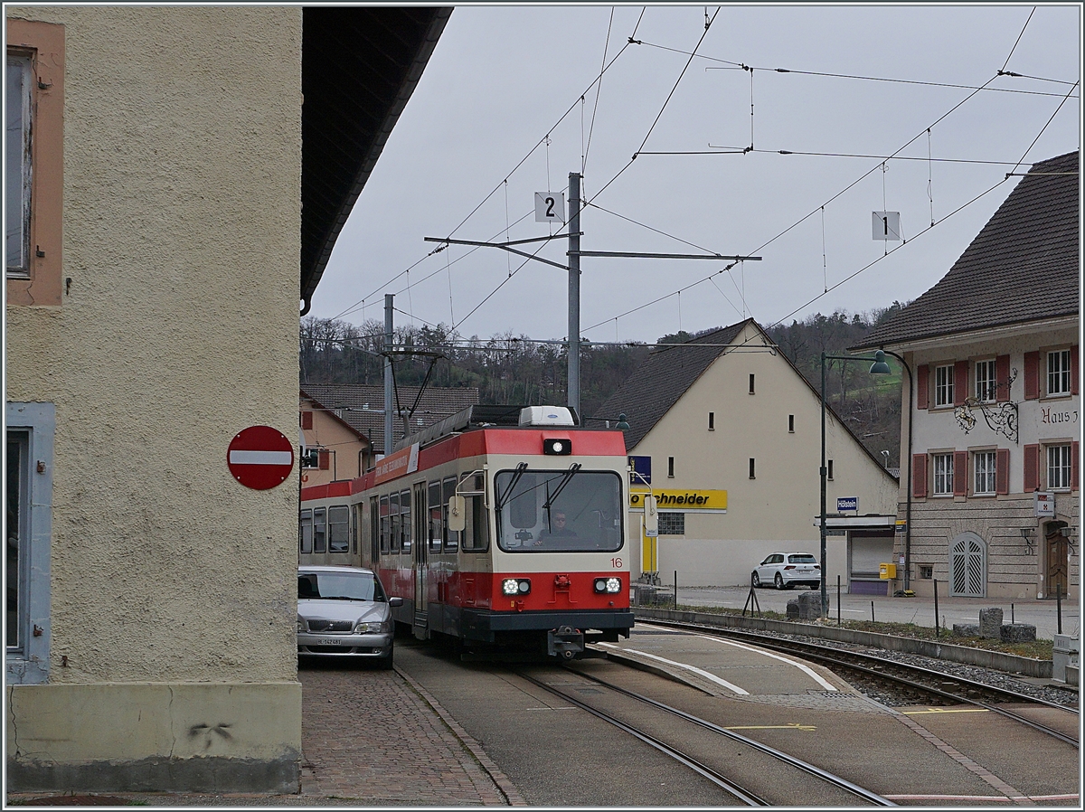Enge geht es zu in den Strassen von Hölstein trotzdem hat das Auto links im Bild noch einen Parkplatz gefunden, während der Regionalzug der Waldenburgerbahn Höltal in Richtung Waldenburg verlässt. 
Zur Zeit wird die Bahn umgespurt.

21. März 2021