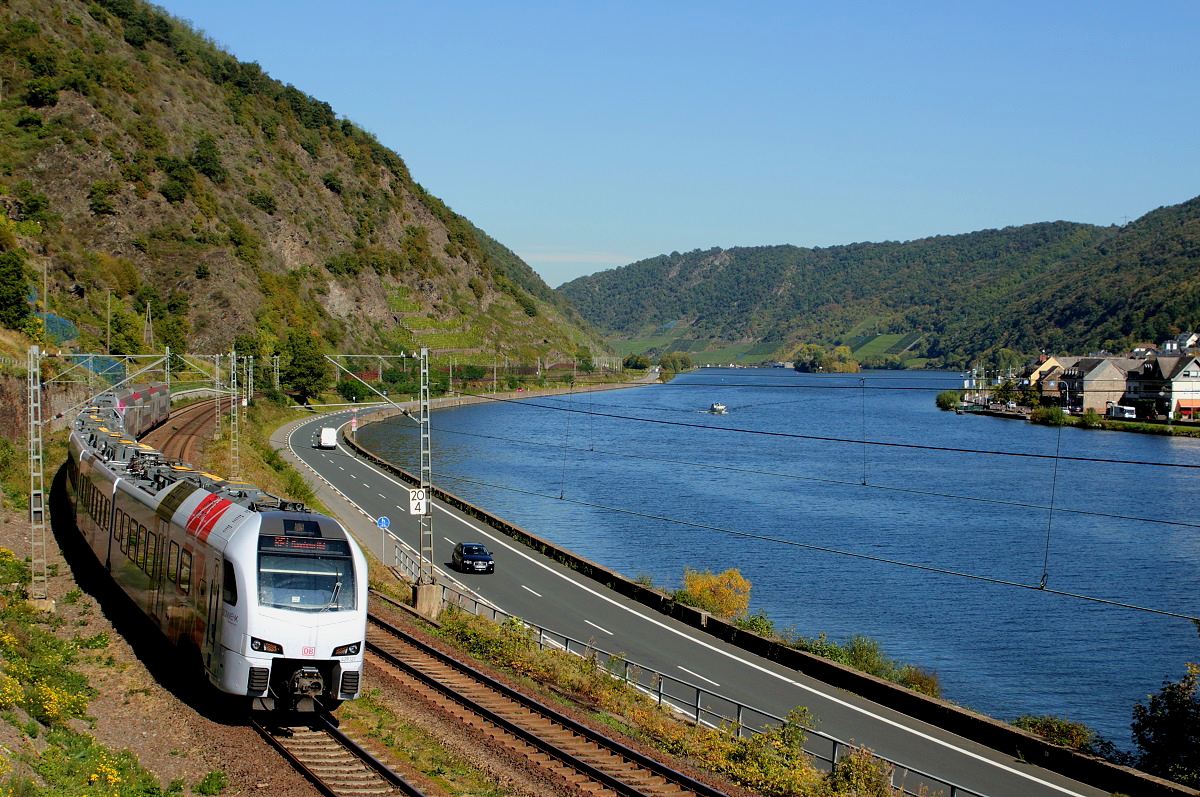 Entlang der Mosel sind 429 121 der DB und ein CFL 2300 am 02.10.2015 bei Kattenes Richtung Trier unterwegs