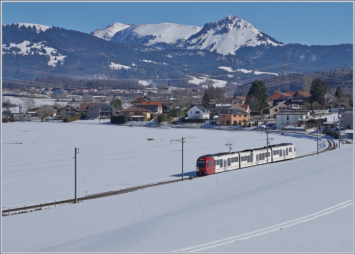 er TPF Regionalzug S50 14824 von Palézieux nach Montbovon kurz vor Bossennens. Der Zug besteht aus dem führenden Abe 2/4 102  Sud Express , einem Zwischenwagen und dem schiebenden Be 2/4 102 ebenfalls mit dem Namen  Sud Express .
16. Feb. 2018