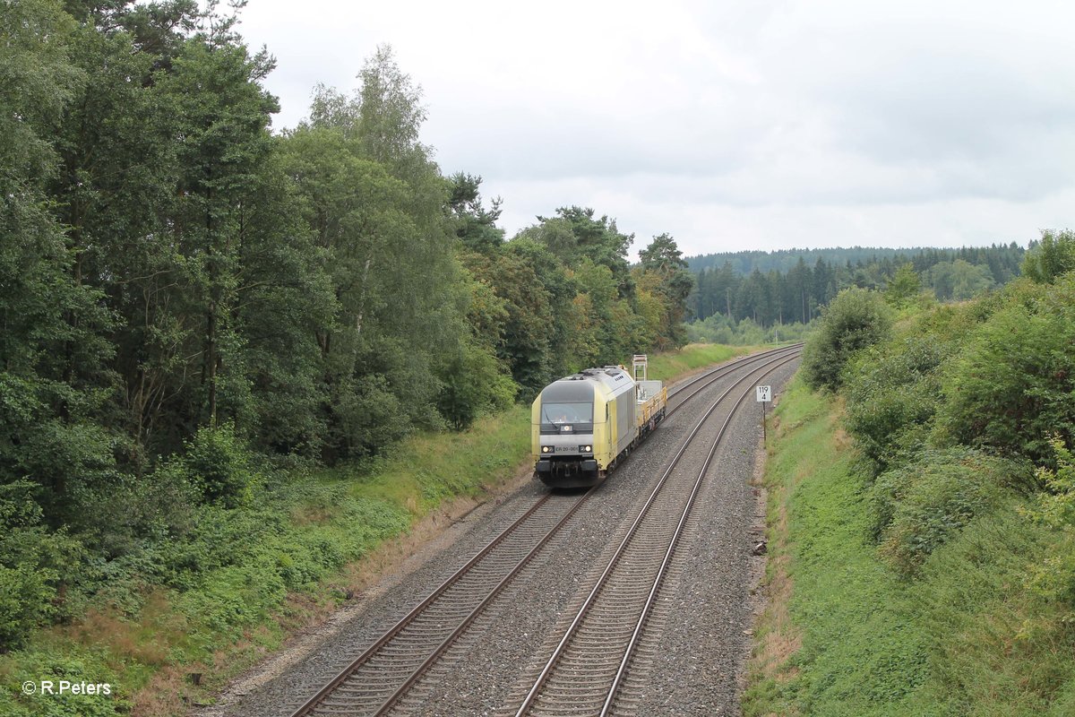 ER20 001 überführt ein Bauwagen kurz vor Waldershof. 05.08.16