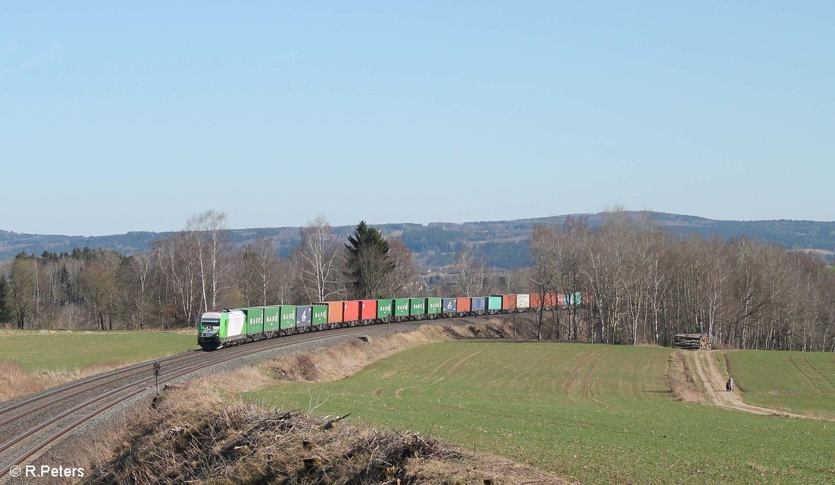 ER20-01 alias 223 102-5 ex OHE zieht bei Unterthölau den Wiesau - Hamburg Containerzug gen Norden. 28.03.17