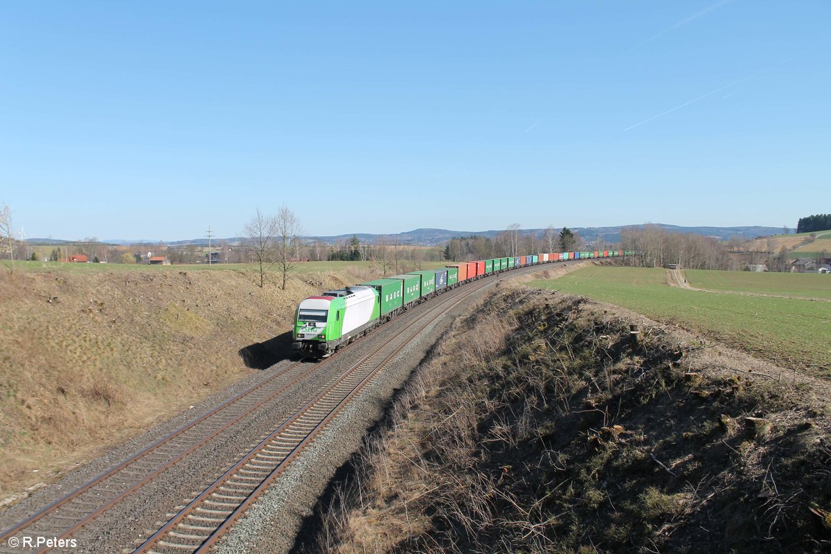 ER20-01 alias 223 102-5 ex OHE zieht bei Unterthölau den Wiesau - Hamburg Containerzug gen Norden. 28.03.17