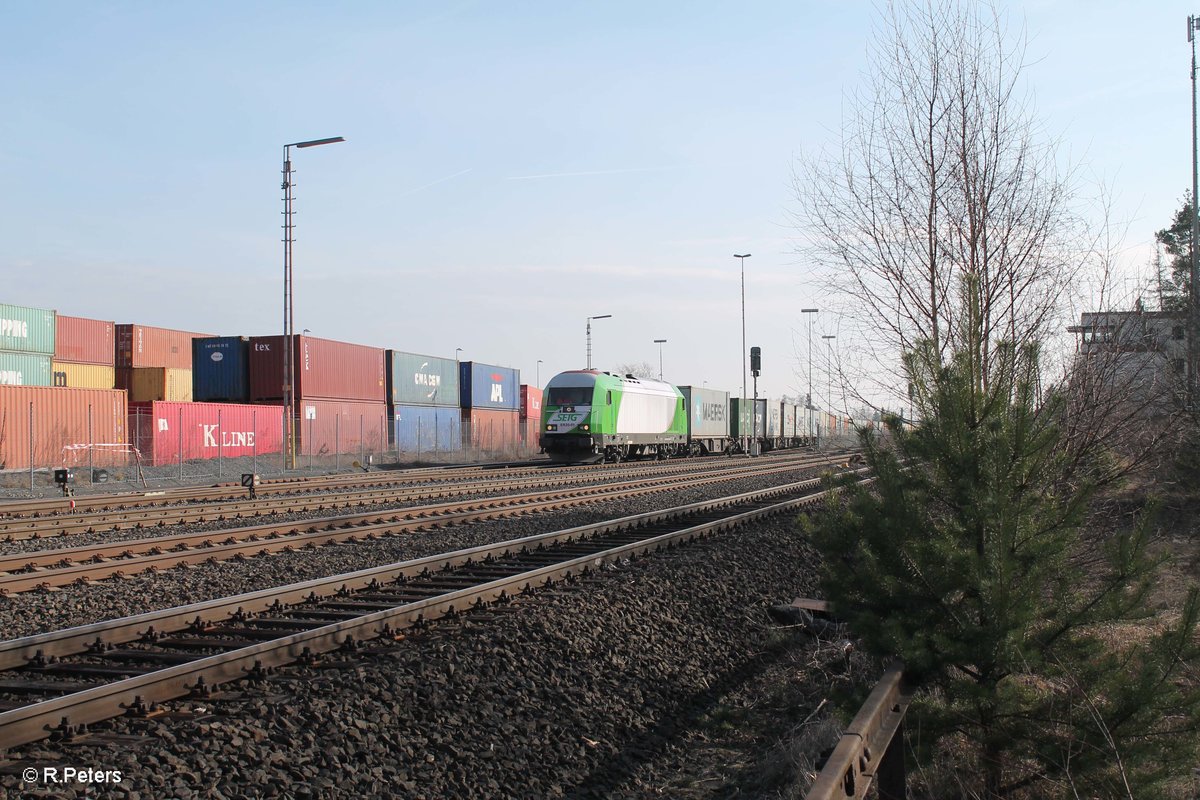 ER20-01 alias 223 102-5 steht in Wiesau mit dem Wiesau Containerzug nach Hamburg bereit. 14.03.17