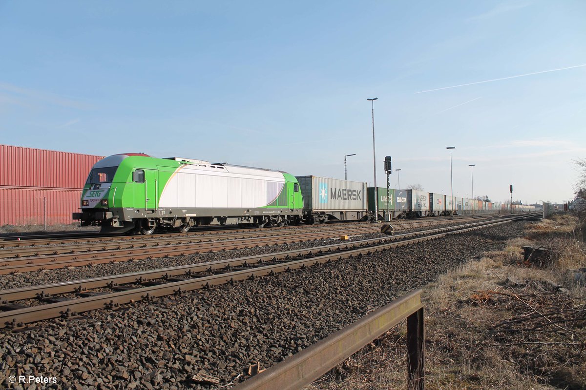 ER20-01 alias 223 102-5 steht in Wiesau mit dem Wiesau Containerzug nach Hamburg bereit. 14.03.17