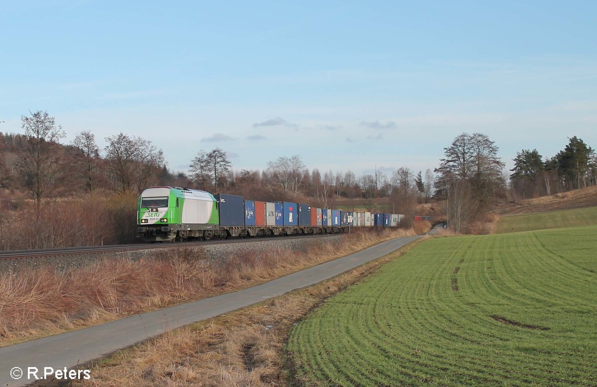 ER20-01 alias 223 102-5 zieht mit dem Containerzug Wiesau - Hamburg bei Lengenfeld. 25.02.17