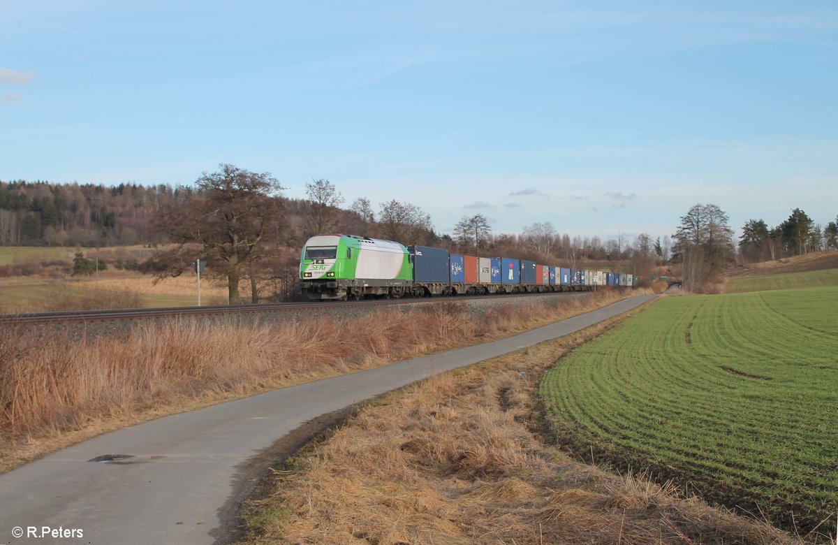 ER20-01 alias 223 102-5 zieht mit dem Containerzug Wiesau - Hamburg bei Lengenfeld. 25.02.17