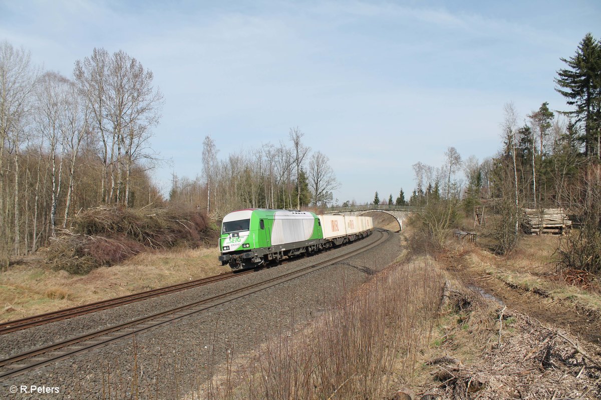 ER20-01 alias 223 102 zieht bei Schönfeld den Hamburg - Wiesau Containerzug. 25.03.17