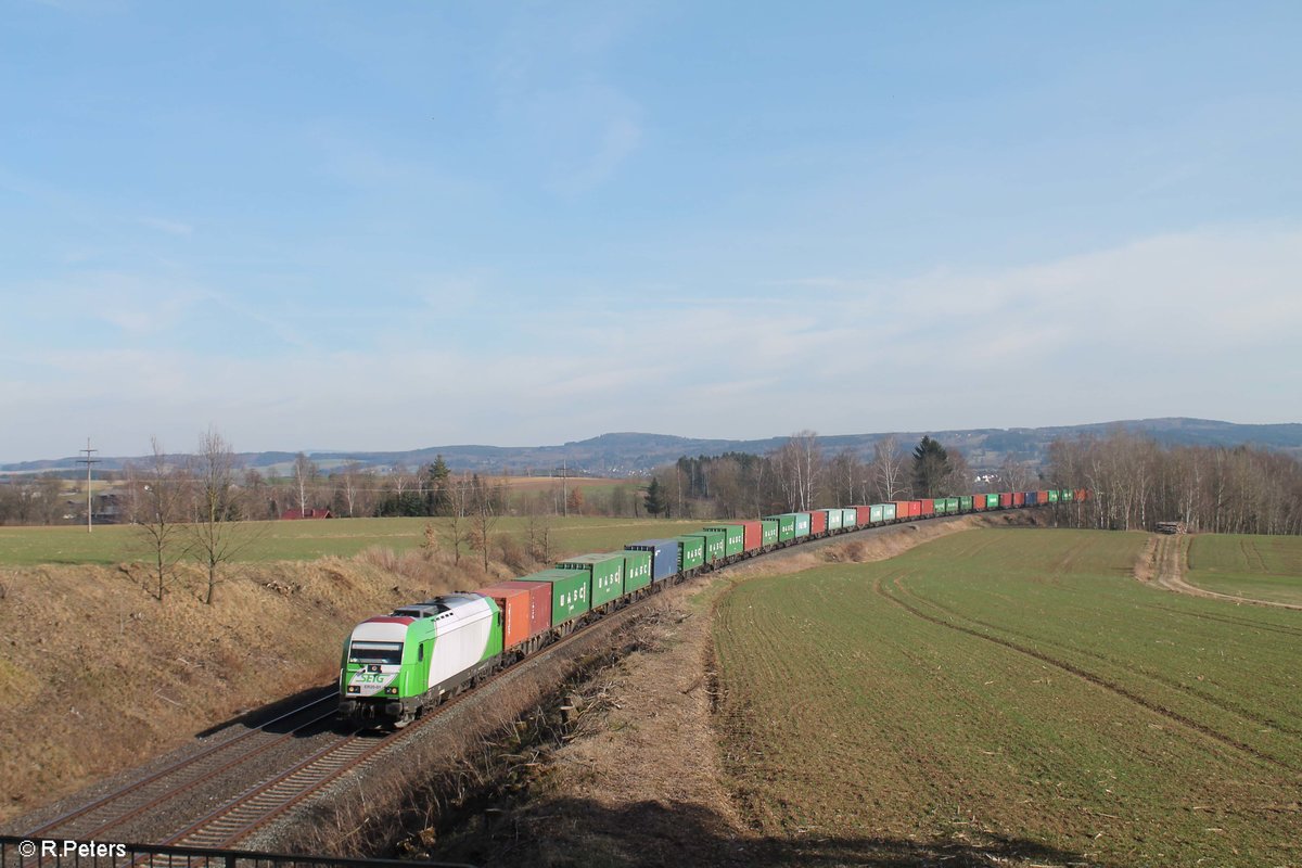 ER20-01 alias 223 102 zieht bei Unterthölau den Wiesau - Hamburg Containerzug. 25.03.17