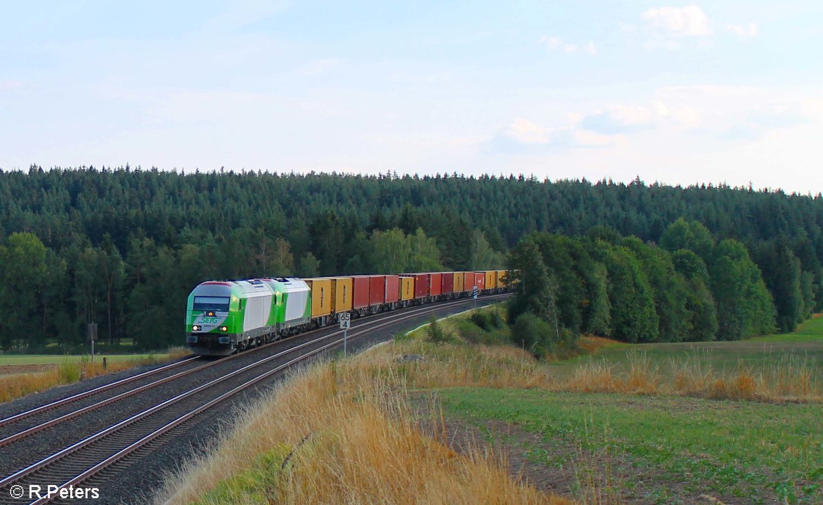 ER20-01 und ER20-02 ziehen den Wiesau Containerzug nach Hof bei Neudes. 17.08.18