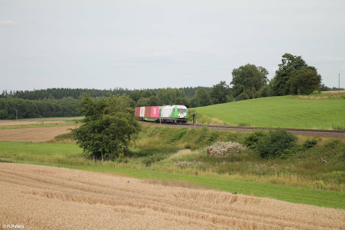 ER20-01 mit dem Wiesau Containerzug bei Röthenbach im Steinwald in Richtung Regensburg. 12.08.21