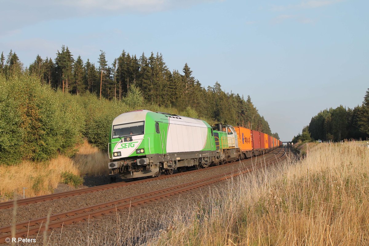 ER20-01 und V1700.02 ziehen den Wiesau Containerzug nach Hof bei Kirchlamitz Ost. 21.08.18