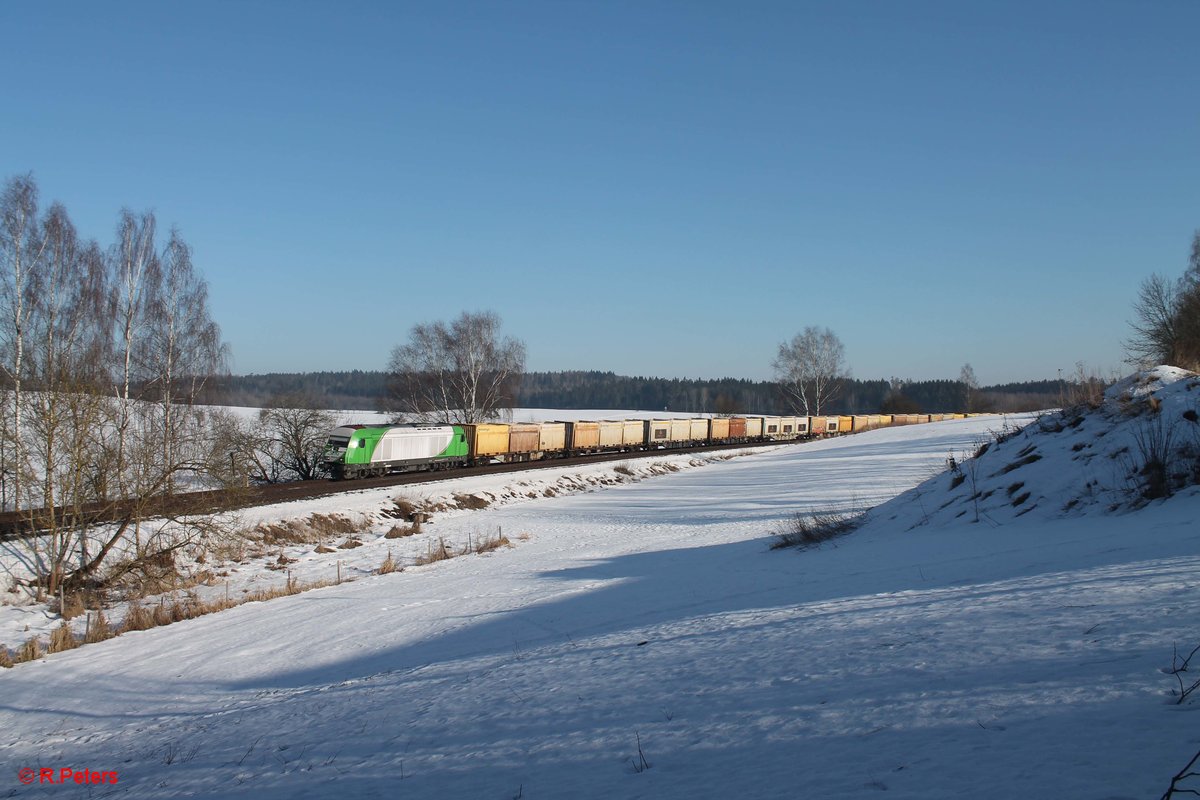 ER20 - 01 zieht bei Escheldorf den Hackschnitzelzug von Wiesau nach Regensburg. 14.02.17