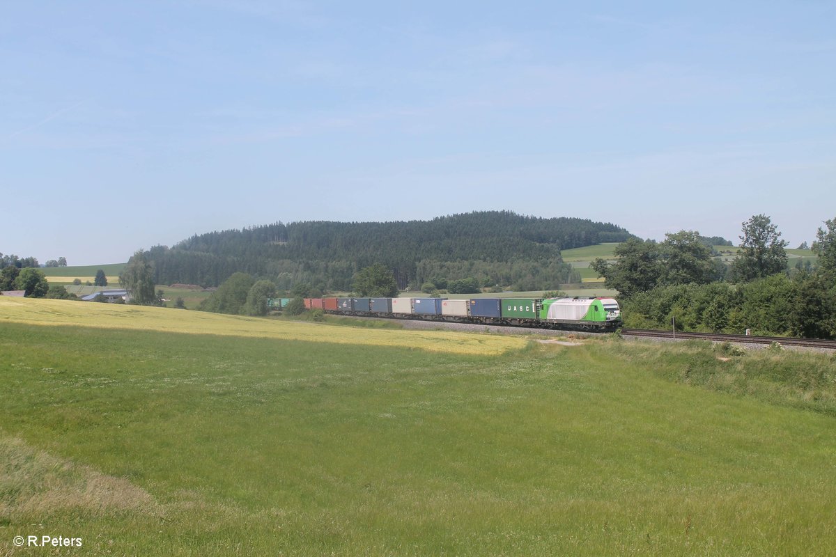 ER20 01 zieht bei Lengenfeld den Containerzug Hamburg - Wiesau. 20.06.17