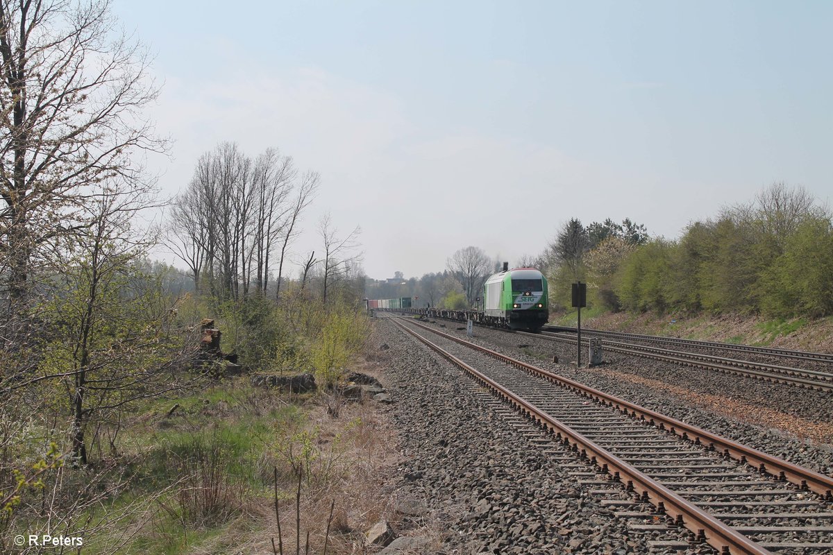 ER20-01 zieht bei Schönfeld den Wiesau Containerzug nach Hof und weiter nach Hamburg. 21.04.17