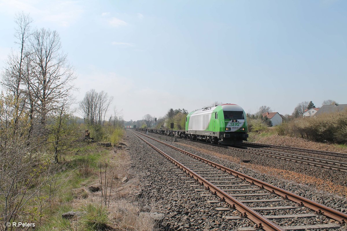 ER20-01 zieht bei Schönfeld den Wiesau Containerzug nach Hof und weiter nach Hamburg. 21.04.17