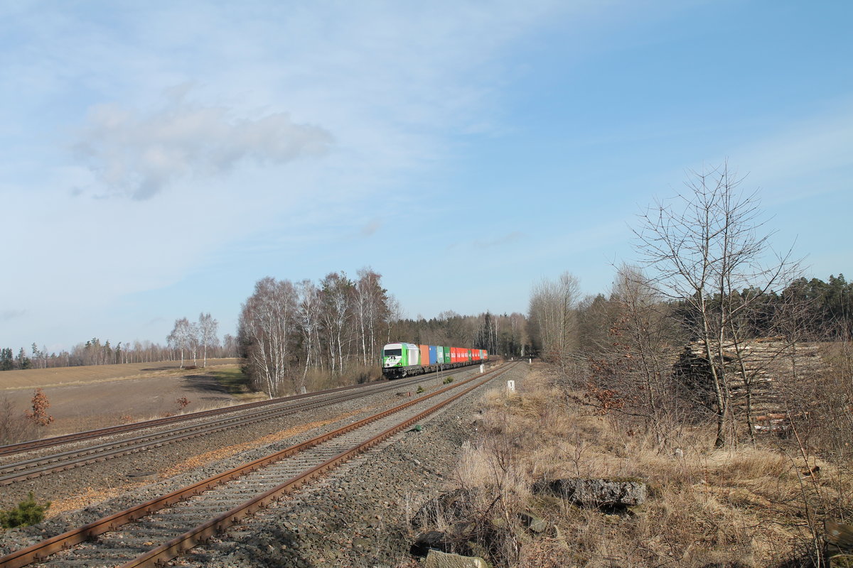 ER20-01 zieht den Hamburg - Wiesau Containerzug bei Schönfeld. 25.02.17