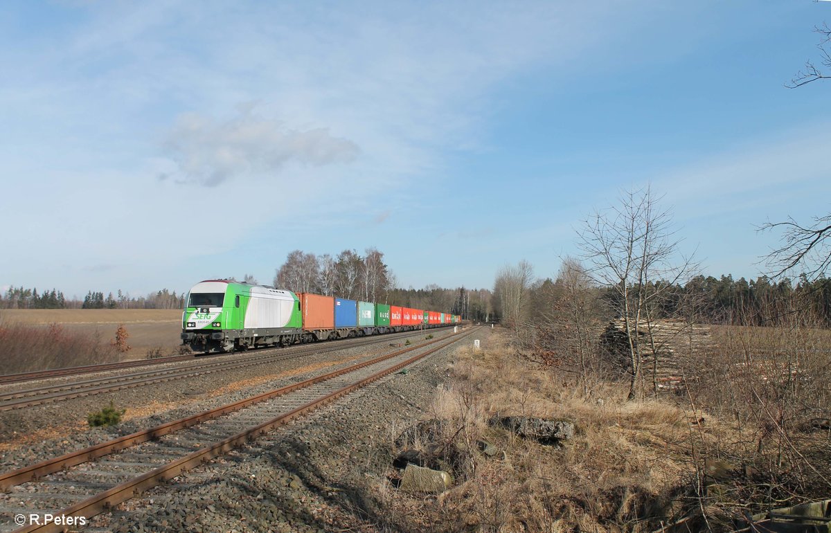 ER20-01 zieht den Hamburg - Wiesau Containerzug bei Schönfeld. 25.02.17