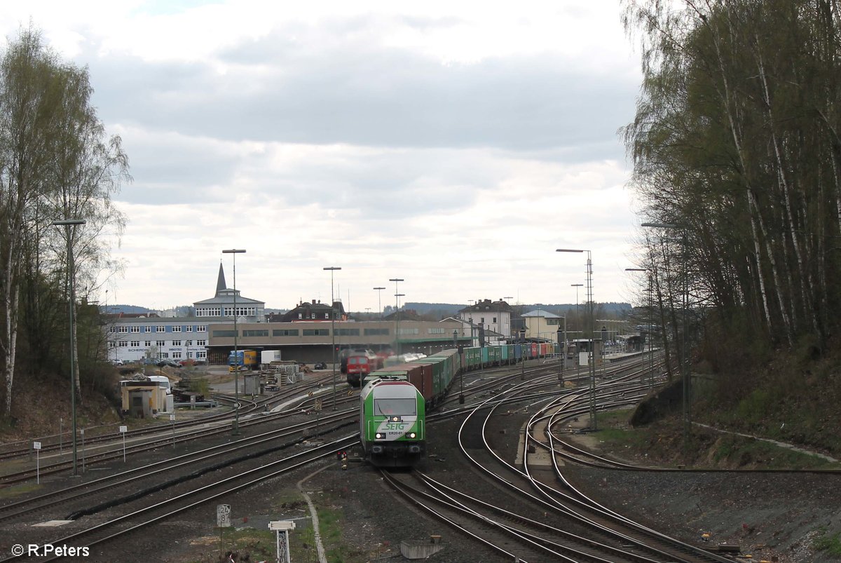 ER20-01 zieht den Wiesau Containerzug nach Hamburg durch Marktredwitz. 11.04.17