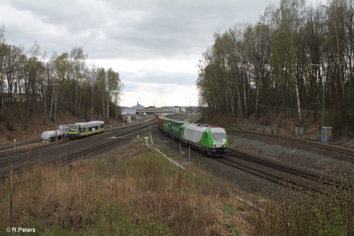 ER20-01 zieht den Wiesau Containerzug nach Hamburg durch Marktredwitz. 11.04.17