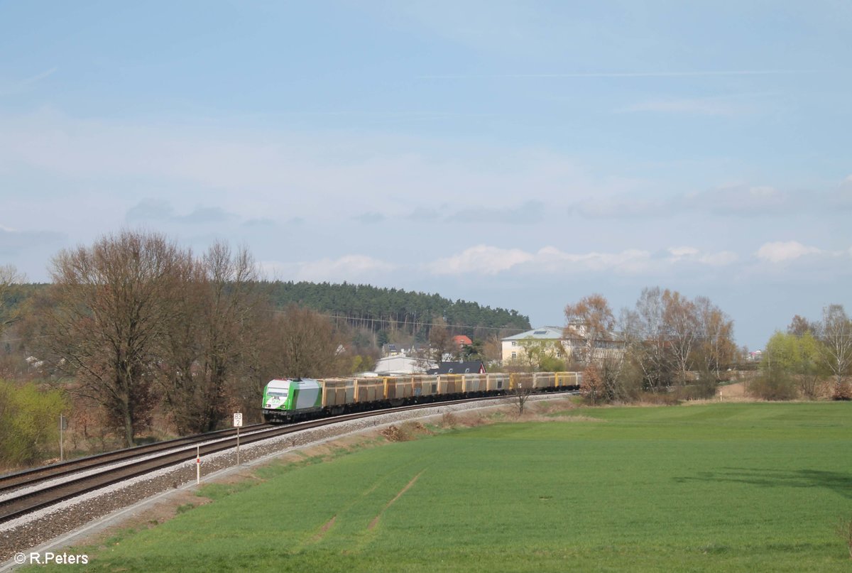 ER20-02 alias 223 103-7 hat Weiden mit dem Hackschnitzelzug Wiesau - Regensburg verlassen, hier bei Ullersricht. 05.04.17