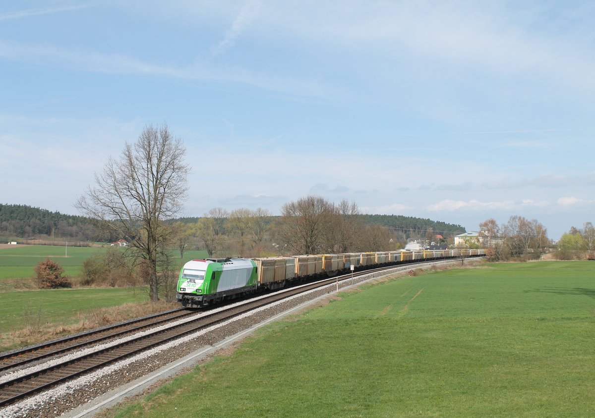 ER20-02 alias 223 103-7 hat Weiden mit dem Hackschnitzelzug Wiesau - Regensburg verlassen, hier bei Ullersricht. 05.04.17