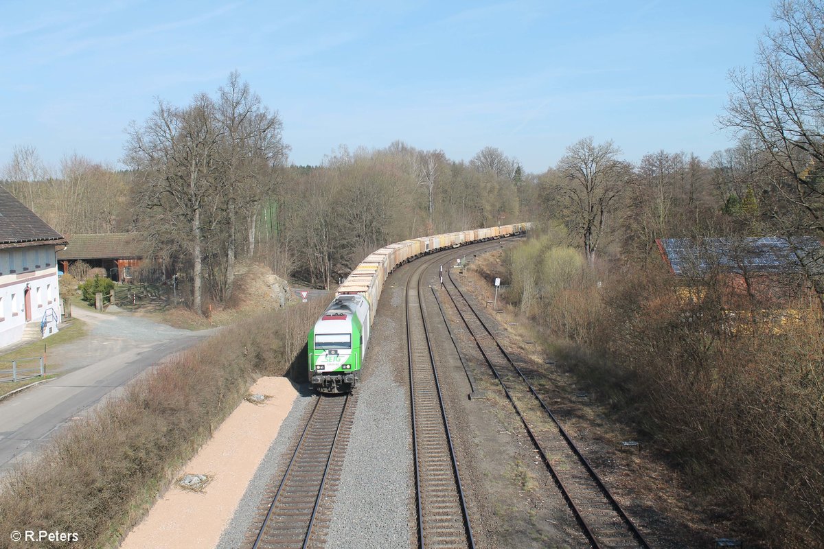 ER20-02 durchfährt Reuth bei Erbendorf mit dem Hackschnitzelzug aus Wiesau - Regensburg. 01.04.17