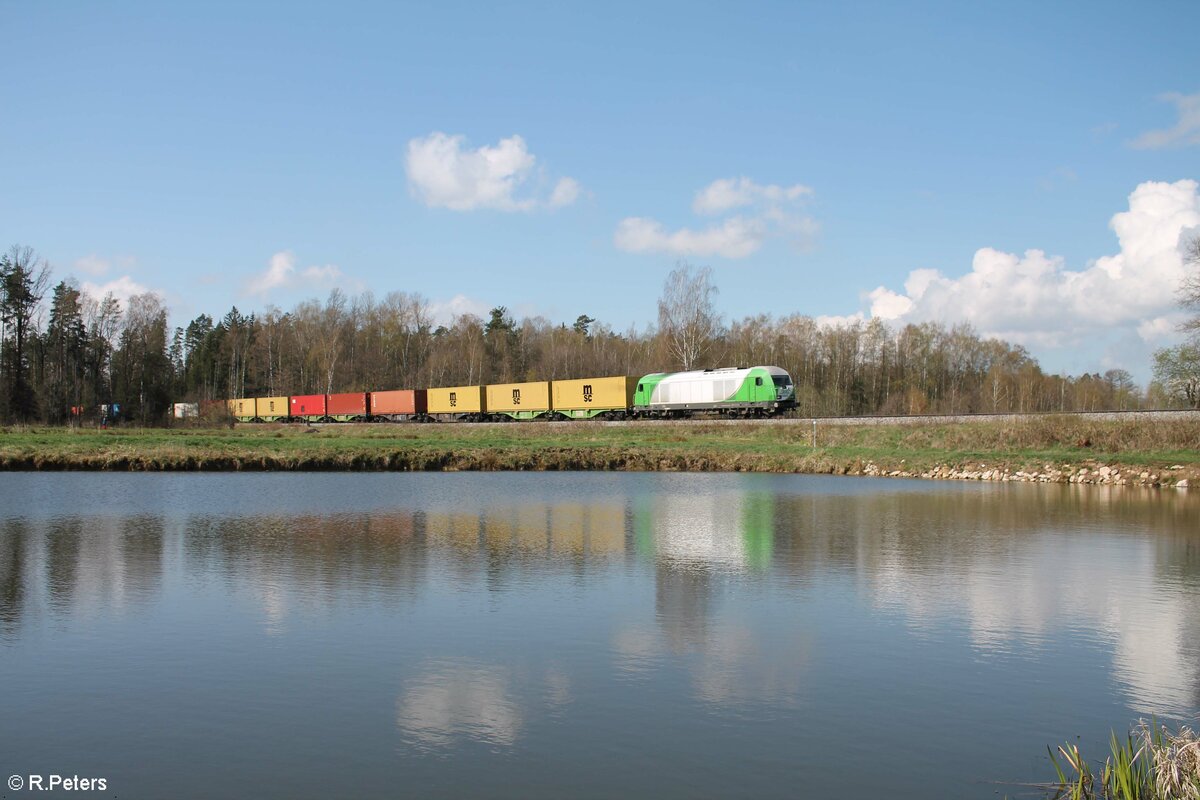 ER20-02 mit dem Hofer Containerzug umgeleitet über Regensburg, hier nordwärts kurz vor Wiesau. 27.04.22