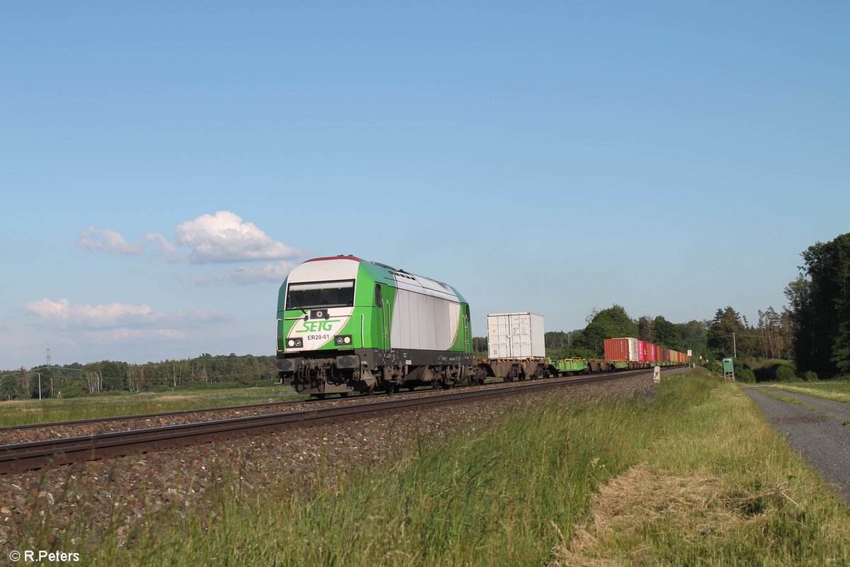 ER20-02 mit dem Wiesau Containerzug nach Hof bei Oberteich. 12.06.20