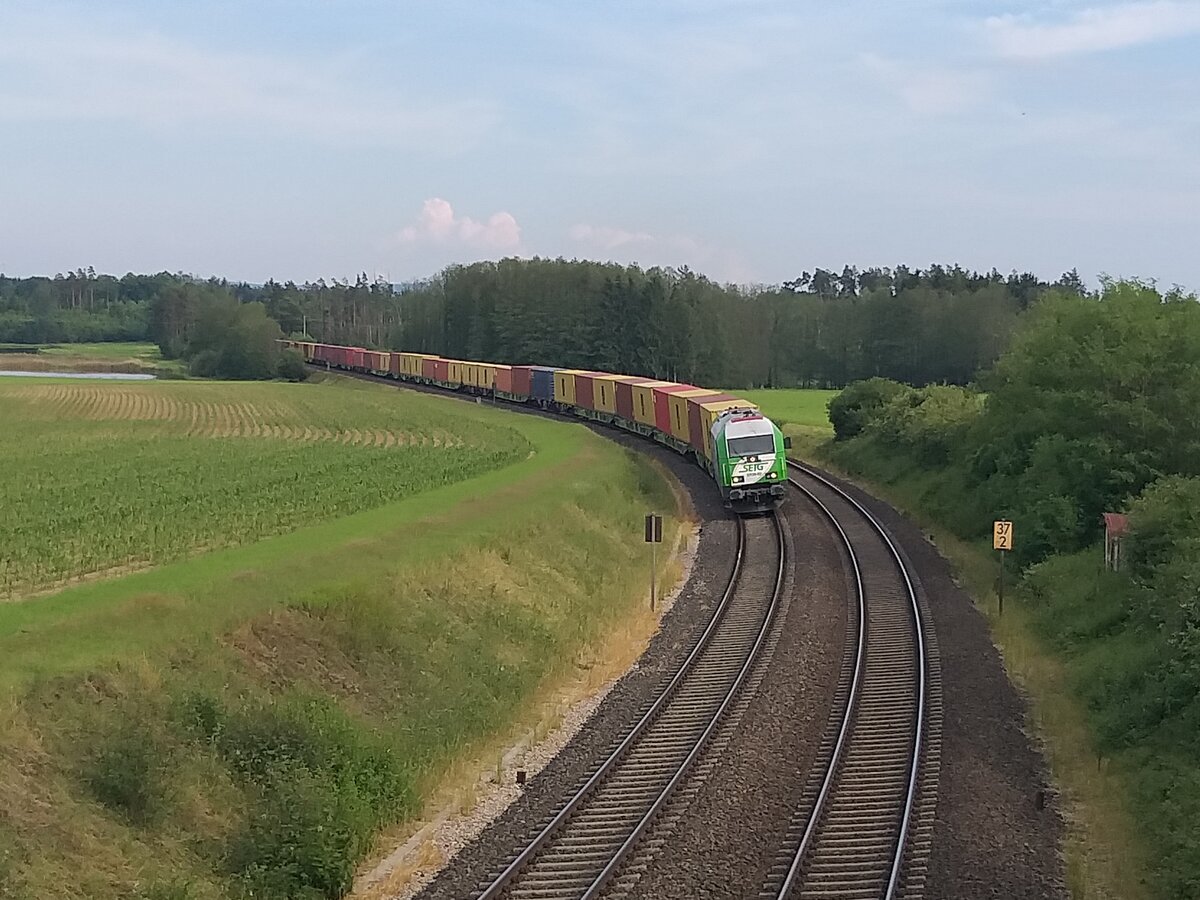 ER20-02 mit dem Wiesauer Kistenzug nach Hamburg bei Oberteich. 28.06.21